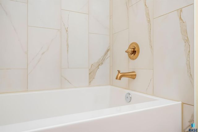 821 N Sylvan Dr Drive, Sioux Falls, SD 57110