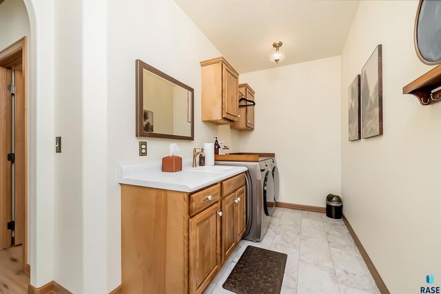 821 N Sylvan Dr Drive, Sioux Falls, SD 57110