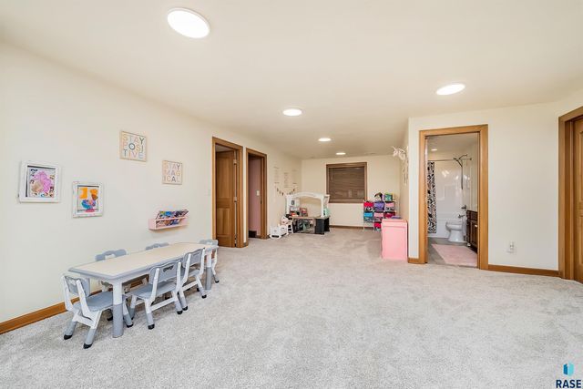 821 N Sylvan Dr Drive, Sioux Falls, SD 57110