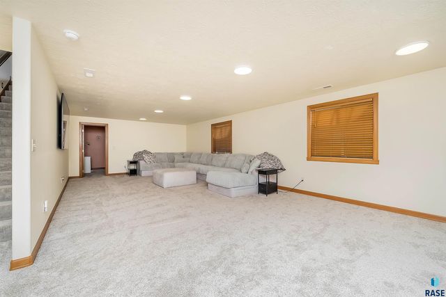 821 N Sylvan Dr Drive, Sioux Falls, SD 57110