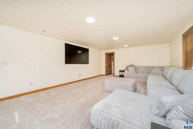 821 N Sylvan Dr Drive, Sioux Falls, SD 57110