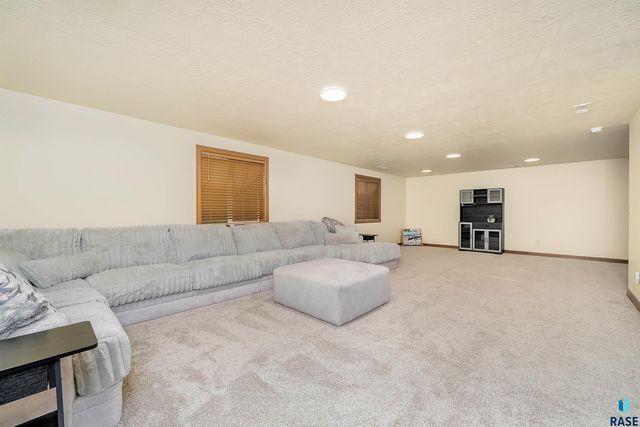 821 N Sylvan Dr Drive, Sioux Falls, SD 57110