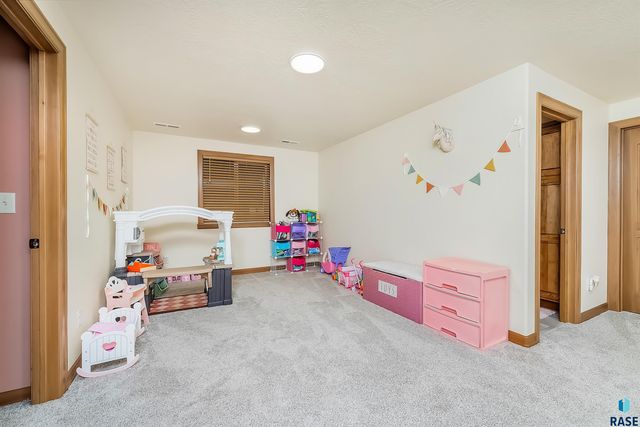 821 N Sylvan Dr Drive, Sioux Falls, SD 57110