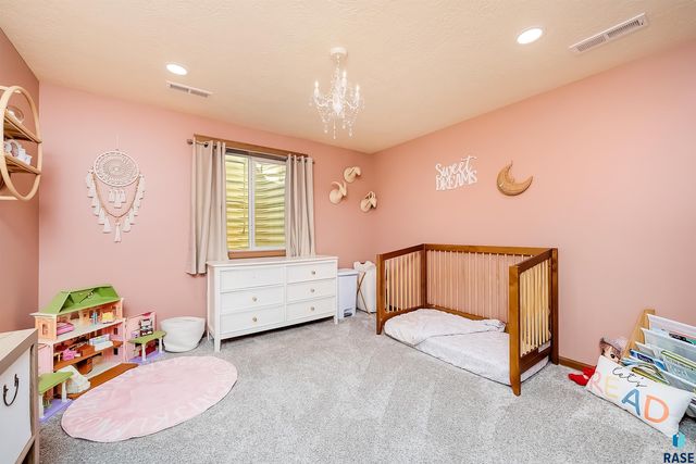 821 N Sylvan Dr Drive, Sioux Falls, SD 57110