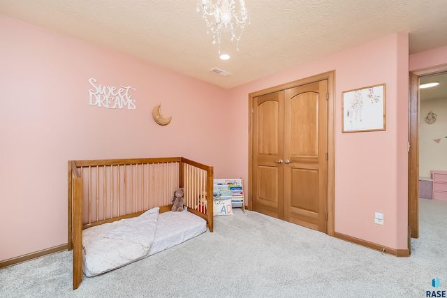 821 N Sylvan Dr Drive, Sioux Falls, SD 57110