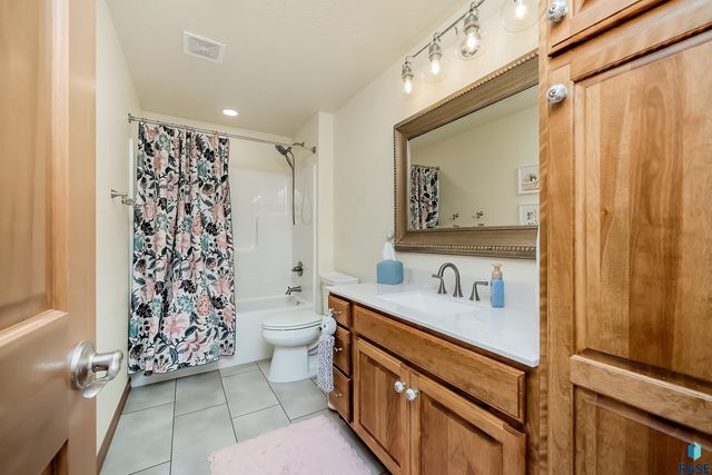 821 N Sylvan Dr Drive, Sioux Falls, SD 57110