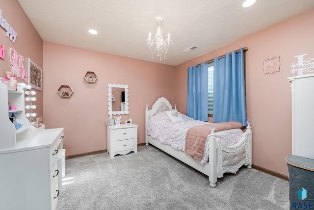 821 N Sylvan Dr Drive, Sioux Falls, SD 57110