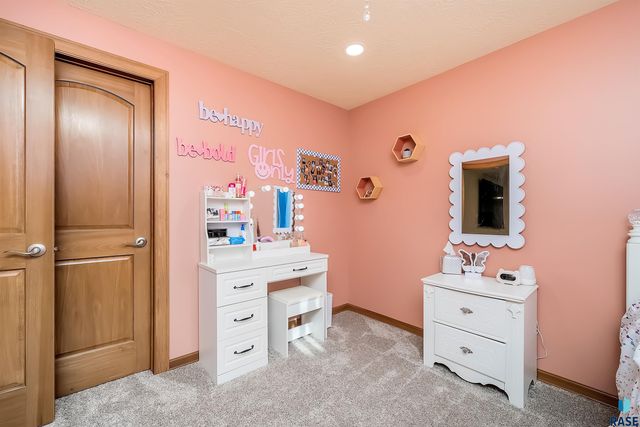 821 N Sylvan Dr Drive, Sioux Falls, SD 57110