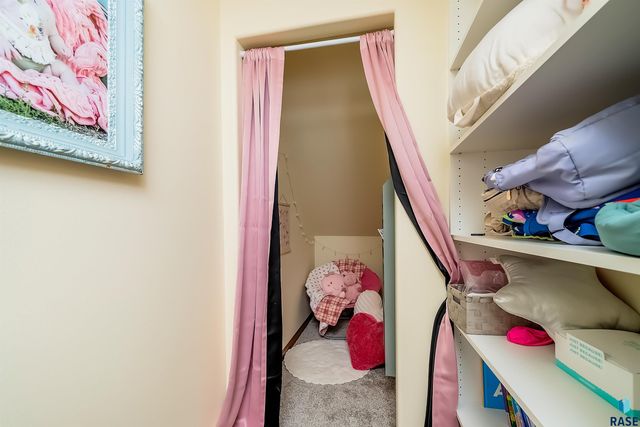 821 N Sylvan Dr Drive, Sioux Falls, SD 57110