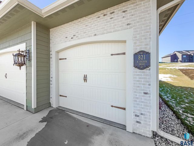 821 N Sylvan Dr Drive, Sioux Falls, SD 57110