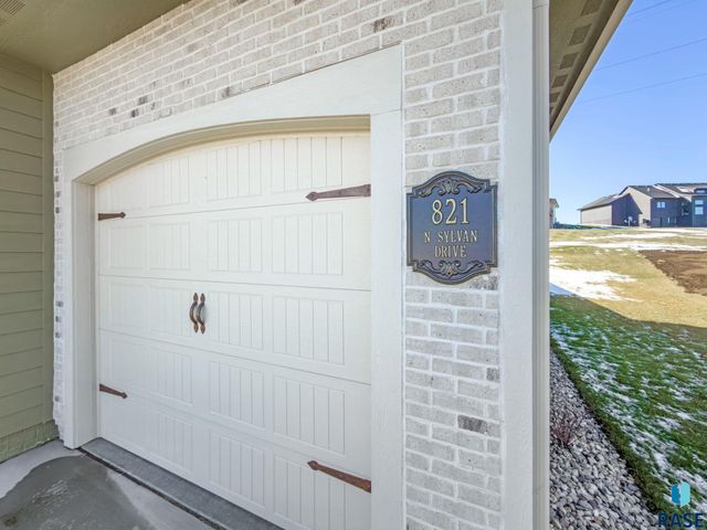 821 N Sylvan Dr Drive, Sioux Falls, SD 57110