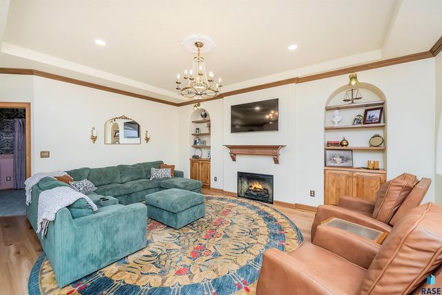 821 N Sylvan Dr Drive, Sioux Falls, SD 57110