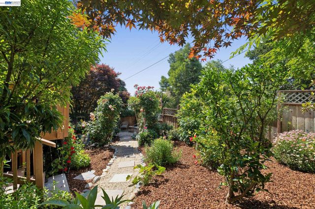 2435 Burlington St, Oakland, CA 94602