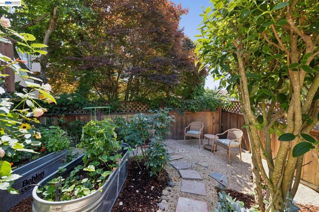 2435 Burlington St, Oakland, CA 94602