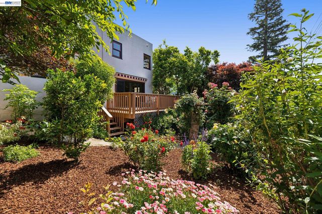 2435 Burlington St, Oakland, CA 94602