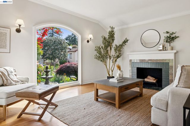 2435 Burlington St, Oakland, CA 94602