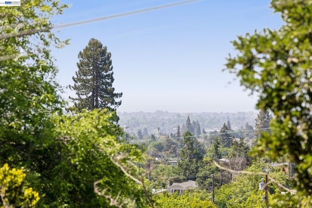 2435 Burlington St, Oakland, CA 94602