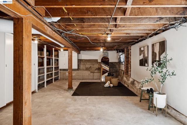 2435 Burlington St, Oakland, CA 94602