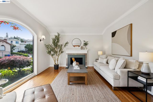2435 Burlington St, Oakland, CA 94602