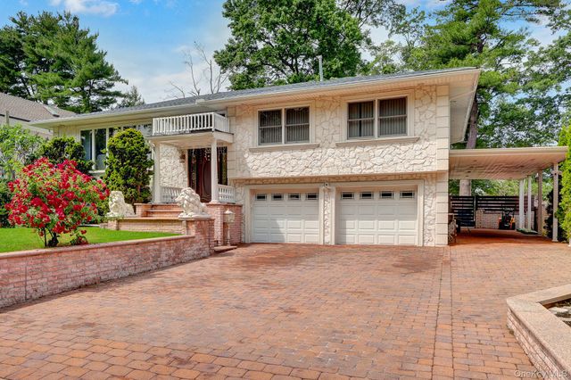 33 Country Village Lane, Manhasset Hills, NY 11040