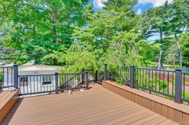 33 Country Village Lane, Manhasset Hills, NY 11040