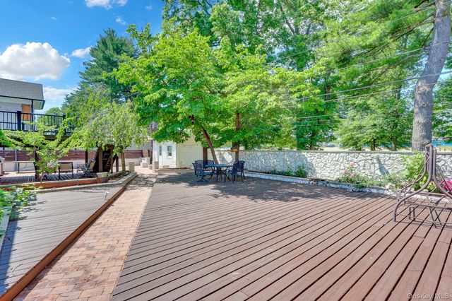 33 Country Village Lane, Manhasset Hills, NY 11040