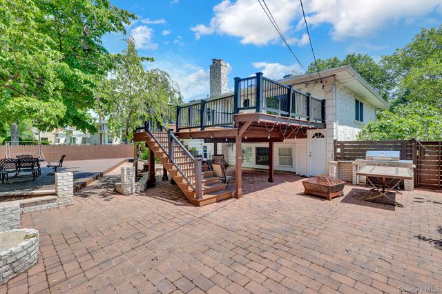33 Country Village Lane, Manhasset Hills, NY 11040