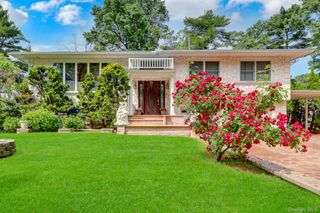 33 Country Village Lane, Manhasset Hills, NY 11040