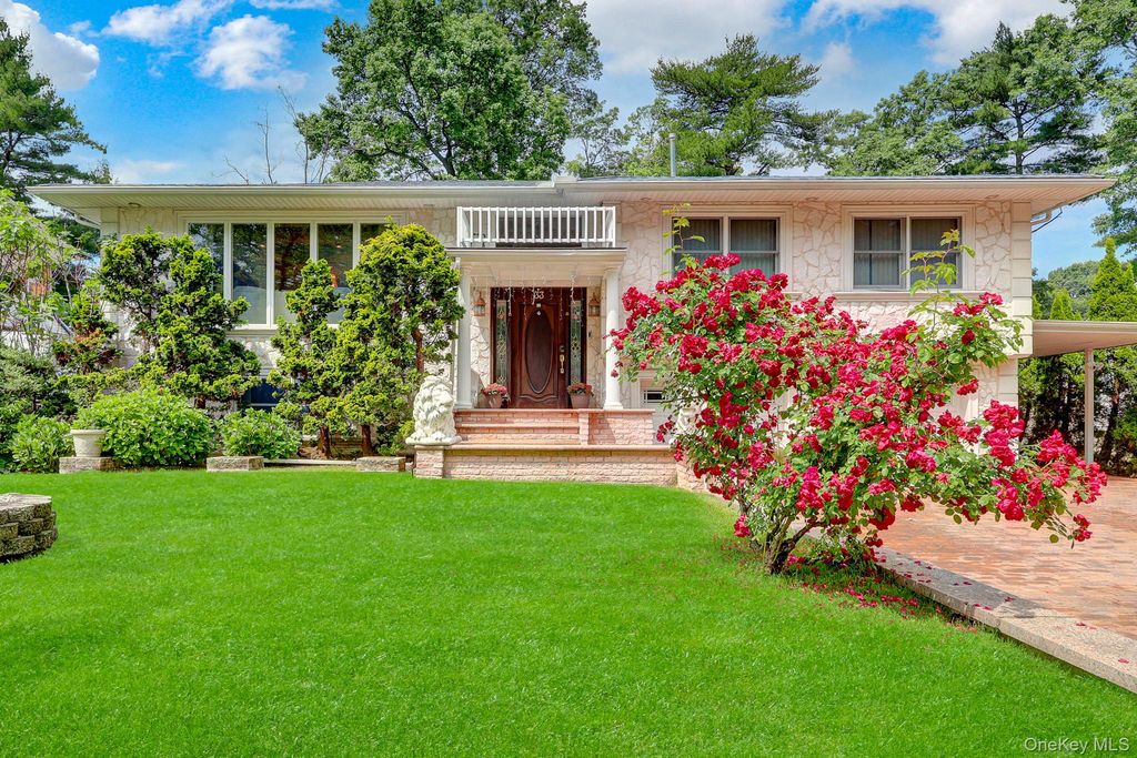 33 Country Village Lane, Manhasset Hills, NY 11040