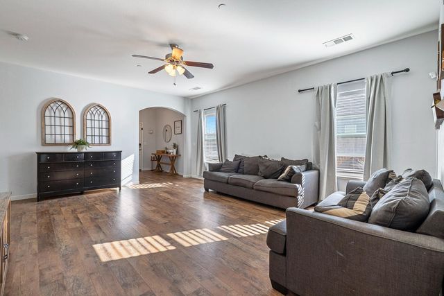 8611 Gardenia Avenue, Parlier, CA 93648