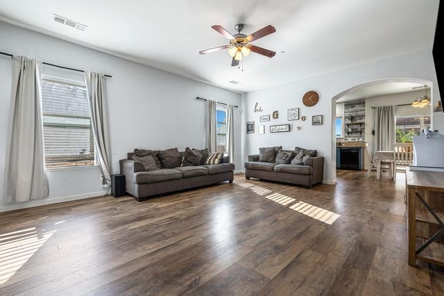 8611 Gardenia Avenue, Parlier, CA 93648