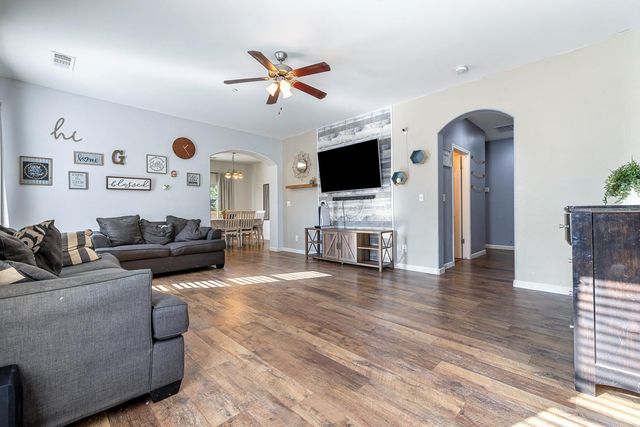 8611 Gardenia Avenue, Parlier, CA 93648