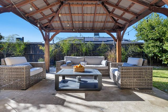 8611 Gardenia Avenue, Parlier, CA 93648