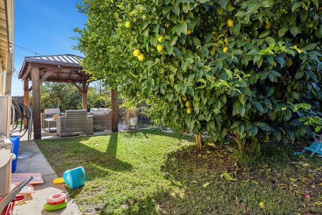 8611 Gardenia Avenue, Parlier, CA 93648