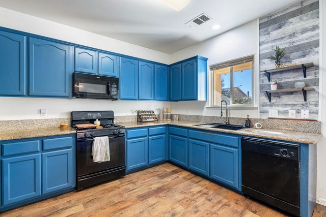 8611 Gardenia Avenue, Parlier, CA 93648