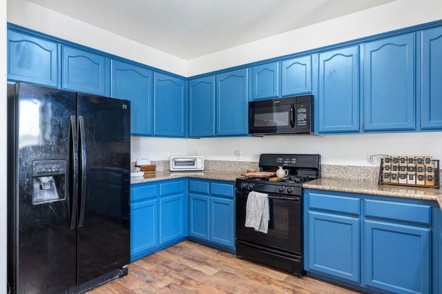 8611 Gardenia Avenue, Parlier, CA 93648