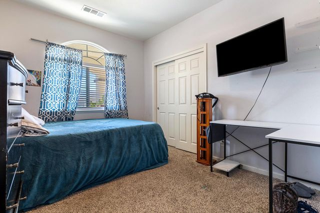 8611 Gardenia Avenue, Parlier, CA 93648