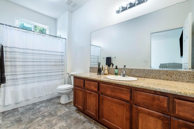 8611 Gardenia Avenue, Parlier, CA 93648