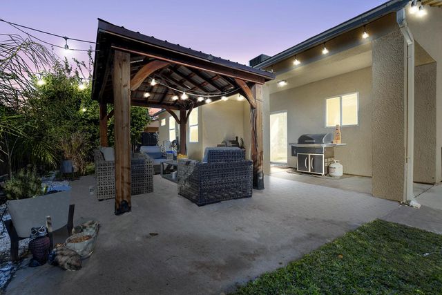 8611 Gardenia Avenue, Parlier, CA 93648