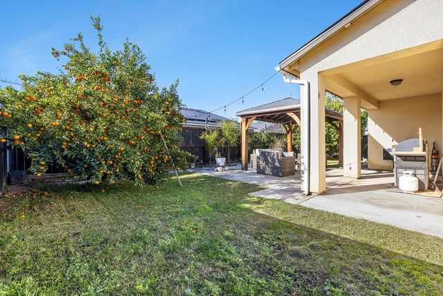 8611 Gardenia Avenue, Parlier, CA 93648