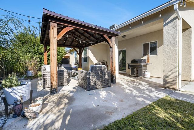 8611 Gardenia Avenue, Parlier, CA 93648
