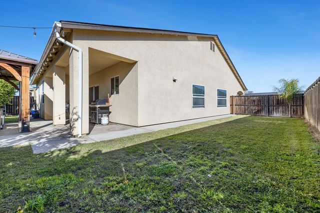 8611 Gardenia Avenue, Parlier, CA 93648