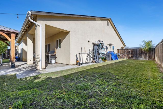 8611 Gardenia Avenue, Parlier, CA 93648