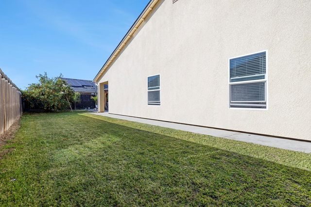 8611 Gardenia Avenue, Parlier, CA 93648