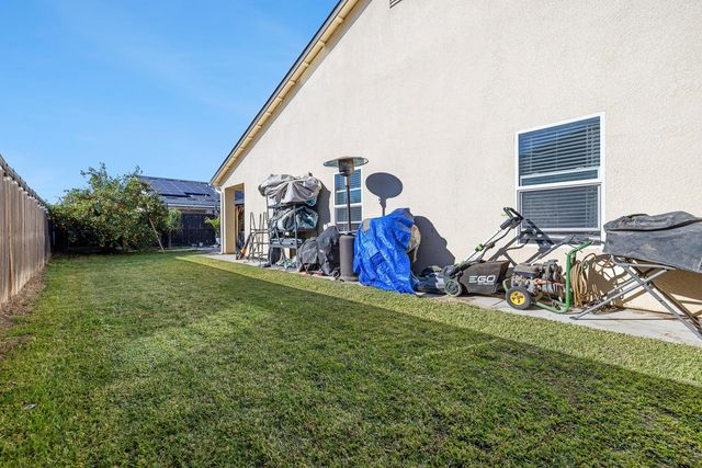 8611 Gardenia Avenue, Parlier, CA 93648