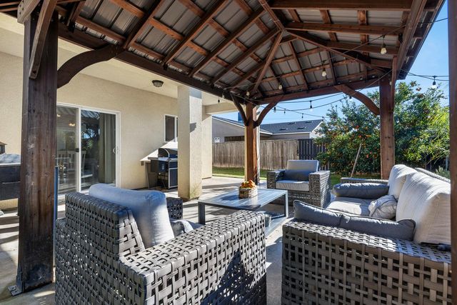 8611 Gardenia Avenue, Parlier, CA 93648