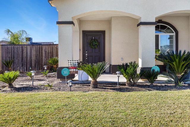 8611 Gardenia Avenue, Parlier, CA 93648