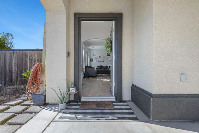 8611 Gardenia Avenue, Parlier, CA 93648