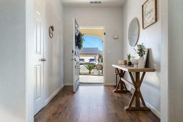 8611 Gardenia Avenue, Parlier, CA 93648