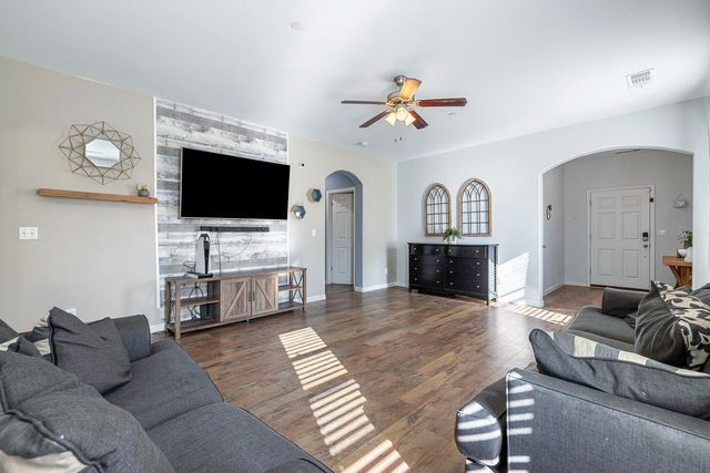 8611 Gardenia Avenue, Parlier, CA 93648